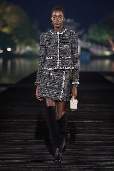 Look 10